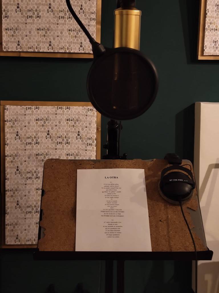 Atril y micrófono de la sala de grabación