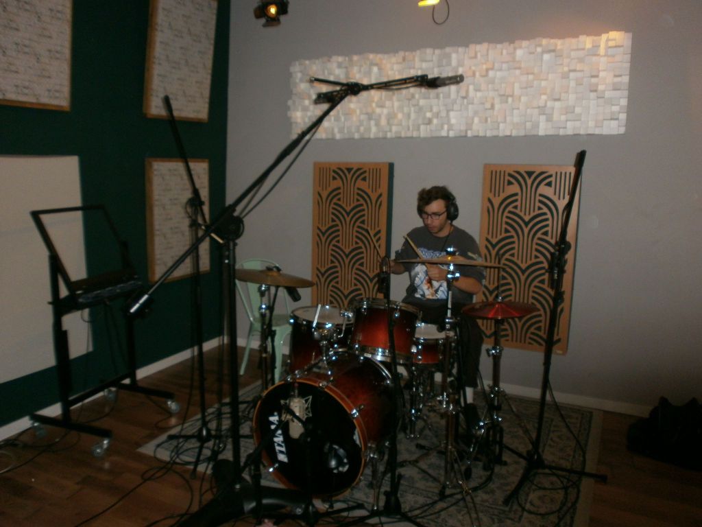 Daniel López tocando la batería