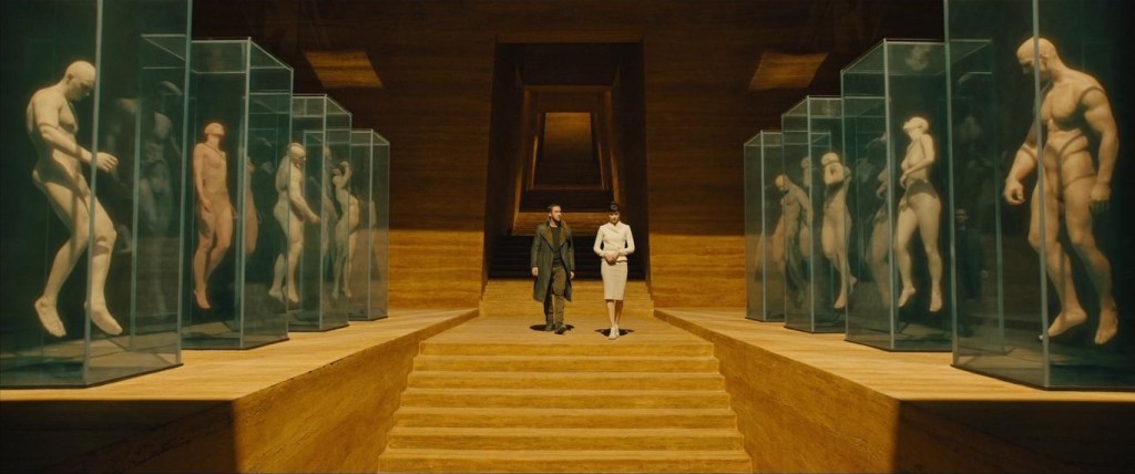 Fotograma de la película "Blade Runner 2049" (2017), dirigida por Denis Villeneuve. Fuente: Warner Bros. Pictures.